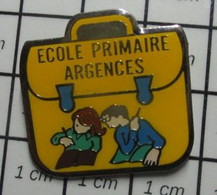 613a Pin's Pins / Beau Et Rare / ADMINISTRATIONS / CARTABLE ECOLIERS ECOLE PRIMAIRE ARGENCES CALVADOS - Administrations