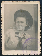 Cca 1940 Cserkészlány Fotója, Pecséttel, 8×6 Cm - Scoutisme