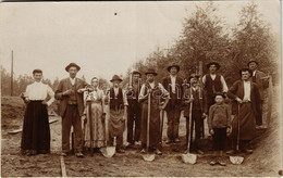 ** T2/T3 Munkások ásóval / Workers With Spades. Photo (EK) - Non Classés