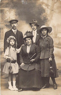 CPA Photographie - Famille Au Chapeau - Photographie