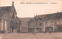 SAINT-GEOIRE-en-VALDAINE (Isère) - La Place - Eglise, Boucherie, La Croix - Saint-Geoire-en-Valdaine