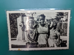 CAMEROUN MISION CATHOLIQUE  PETITES FILLES  PETIT COLLOQUE A LA FONTAINE - Cameroun