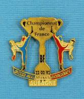 1 PIN'S //  ** CHAMPIONNAT DE FRANCE DE BOXE FRANCAISE / 1992 AUBAGNE / BOXE ALL STYLES ACADEMY ** - Boxe