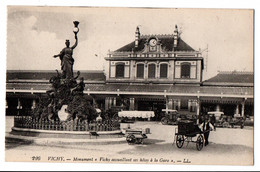 CPA 03 - VICHY (Allier) - 226. Monument "Vichy Accueillant Ses Hôtes à La Gare" - Vichy