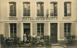 Villeneuve L'archevêque * Carte Photo * Devanture Hôtel De La Place Henri CARENZI Garage Ecuries , Rue Gambetta - Villeneuve-l'Archevêque