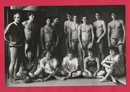 BELLE PHOTO REPRODUCTION - JEUNES HOMMES TORSE NU EN MAILLOT DE BAIN PISCINE - YOUNG MAN NAKED SWIMSUIT - Persone