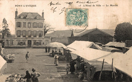 N°97969 -cpa Pont L'Evêque -l'hôtel De Ville -le Marché- - Marchés