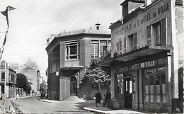 92  Hauts De Seine - CPSM - COLOMBES La Poste - Café Hôtel De Ville - Télégraphes Téléphones Postes - BYRRH - - Colombes