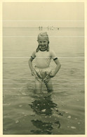 Orig. Foto AK 50er Jahre, Süßes Mädchen Zöpfe, Shorts, Wasser, Sweet Young Girl, Pigtails, Shorts, Beach Fashion - Anonieme Personen