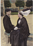 Delcampe - 22. PAIMPOL. CPA.   " SUR LE BANC ". COUPLE. PAIMPOLAISE  EN COSTUME - Paimpol