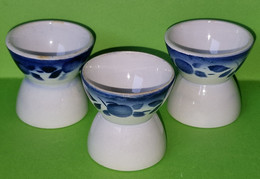 Lot 3 Anciens COQUETIERS - Faience - Motif Floral Bleu - Vers 1950 - Egg Cups