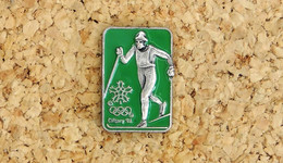 Pin's JO D'hiver CALGARY 88 - SKI DE FOND - Peint Cloisonné - Fabricant ARTISS REGINA - Jeux Olympiques