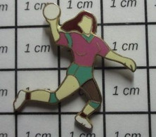 911d Pin's Pins / Beau Et Rare / SPORTS / HANDBALL FEMININ Mais Pas Si Féminin Que ça ! Par SIPP - Pallamano