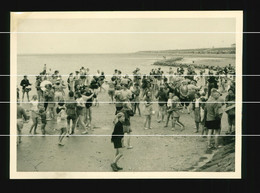 Orig. Foto 1954 Büsum Im Kreis Dithmarschen, Ortspartie Am Wasser, Tanz, Cute Young Boys &  Girls Dancing On The Beach - Buesum