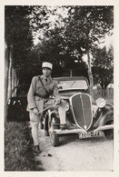 Photo Originale , Militaire En Uniforme Avec Képi Et Très Belle Voiture Ancienne - Automobili