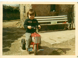 Jeu - Jouet - Enfant Sur Un Tracteur à Pédales - Photo Ancienne - Games & Toys