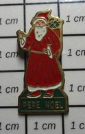 1718B Pin's Pins / Beau Et Rare / NOEL / PERE NOEL VIEUX BARBU EN ROBE DE CHAMBRE AVEC SA HOTTE - Christmas