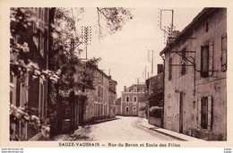 SAUZE-VAUSSAIS  Rue Du Baron Et Ecole Des Filles . Très Bon état - Sauze Vaussais