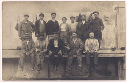 Photo Carte - Groupe D'ouvrier En Pose Repas Avec Le Patron - Artisanat