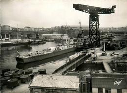 Brest * La Navire Militaire Croiseur LA GLOIRE Dans L'arsenal * Militaria Grue - Brest