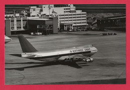 BELLE PHOTO REPRODUCTION AVION PLANE FLUGZEUG - BOEING 747 NORTHWEST ORIENT SUR LE TARMAC - Aviación