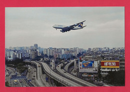 BELLE PHOTO REPRODUCTION AVION PLANE FLUGZEUG - BOEING 747 LUFTHANSA SURVOLANT UNE VILLE ASIATIQUE - Aviación