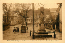 St Geniés * La Place Du Champ De Foire Et Monument Aux Morts De La Grande Guerre * Automobile Voiture Ancienne - Autres & Non Classés