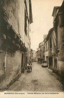 Bergerac * Les Vieilles Maisons * Rue De La Hallebarde * Villageois - Bergerac