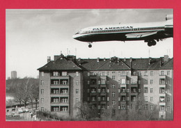 BELLE PHOTO REPRODUCTION AVION PLANE FLUGZEUG - USA BOEING PAN AM SURVOLANT DES IMMEUBLES HLM - Aviación