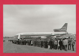 BELLE PHOTO REPRODUCTION AVION PLANE FLUGZEUG - BEA LOCKHEED TRISTAR QUEUE POUR VISUITER L'APPAREIL - Aviazione