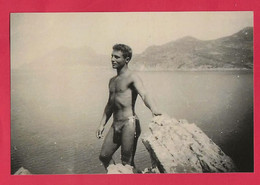 BELLE PHOTO REPRODUCTION - JEUNE HOMME TORSE NU EN MAILLOT DE BAIN - YOUNG MAN NAKED SWIMSUIT - Personnes