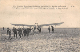 51-REIMS- GRANDE SEMAINE D'AVIATION 22/29 AOÛT 1909, L'AEROPLANE DE LATHAM REMARQUE PAR LA TROUPE EST ... - Reims