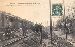 10-TROYES-PENDANT L'INONDATION 22 JANVIER 1910- TRANSBORDEMENT DES VOYAGEURS SUR LA LIGNE DE CHÂLONS AUX TAUXELLES - Troyes