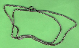 CHAINE FINE EN METAL ARGENTE  LONGUEUR 54.5 CM. POIDS 8 GRAMMES - Collares/Cadenas