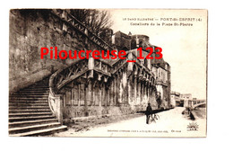 30 Gard - PONT SAINT ESPRIT - " Escaliers De La Place St PIERRE " - ANIMATION - HOMME A VELO - Pont-Saint-Esprit