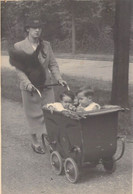 PHOTOGRAPHIE - Femme Avec Une Poussette Et Ses Jumeaux Porte Une Fourrure - Fotografie