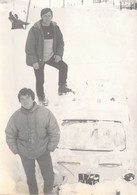 PHOTOGRAPHIE - 2 Hommes Déneigent Leur Voiture - Photographie