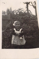 PHOTOGRAPHIE - Petite Fille Une Rose à La Main - Noeud Blanc Dans Les Cheveux - Fotografie