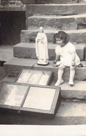 CPA PHOTOGRAPHIE - Petite Fille Pose Aux Côtés D'une Représentation De La Vierge - Photographs