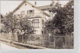 CPA PHOTOGRAPHIE - Une Famille Pose Devant Leur Maison - Photographie