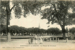 Fontenay Le Comte * La Place De Verdun * Villageois - Fontenay Le Comte