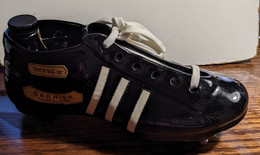 Bouteille Vide Vintage Forme Chaussure De Football - Garnier - Numérotée - Altri & Non Classificati