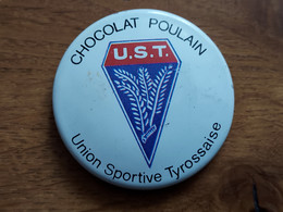 CHOCOLAT POULAIN Badge Tôle Sérigraphiée UNION SPORTIVE TYROSSAISE U.S.T. - Cioccolato