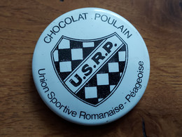 CHOCOLAT POULAIN Badge Tôle Sérigraphiée UNION SPORTIVE ROMANAISE PEAGEOISE U.S.R.P. - Chocolat