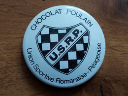 CHOCOLAT POULAIN Badge Tôle Sérigraphiée UNION SPORTIVE ROMANAISE PEAGEOISE U.S.R.P. - Schokolade