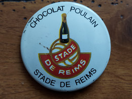 CHOCOLAT POULAIN Badge Tôle Sérigraphiée STADE DE REIMS - Chocolade