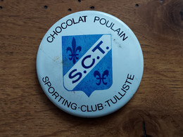 CHOCOLAT POULAIN Badge Tôle Sérigraphiée SPORTING CLUB TULLISTE S.C.T. - Chocolat