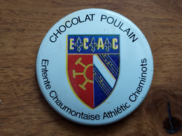 CHOCOLAT POULAIN Badge Tôle Sérigraphiée ENTENTE CHAUMONTAISE ATHLETIC CHEMINOTS E.C.A.C. - Chocolade