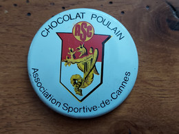 CHOCOLAT POULAIN Badge Tôle Sérigraphiée ASSOCIATION SPORTIVE DE CANNES A.S.C. - Cioccolato