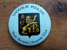CHOCOLAT POULAIN Badge Tôle Sérigraphiée STADE BORDELAIS UNIVERSITE CLUB - Chocolat